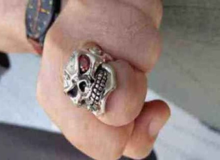 مارس البلطجة على مسنة و3 بنات