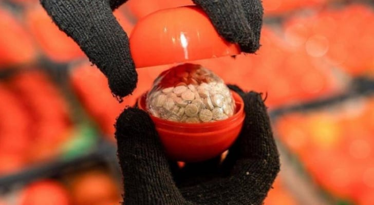 بداخل الطماطم والرمان.. السعودية تحبط تهريب