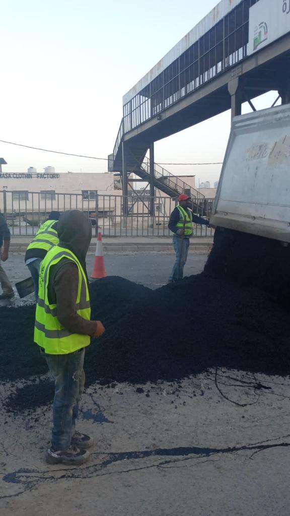 الأشغال تنفذ مطبات نموذجية قبل فتحات