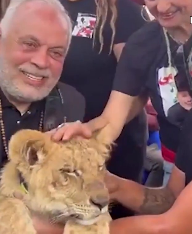 أسد بانتخابات نقابات الفنانين يثير جدلا..