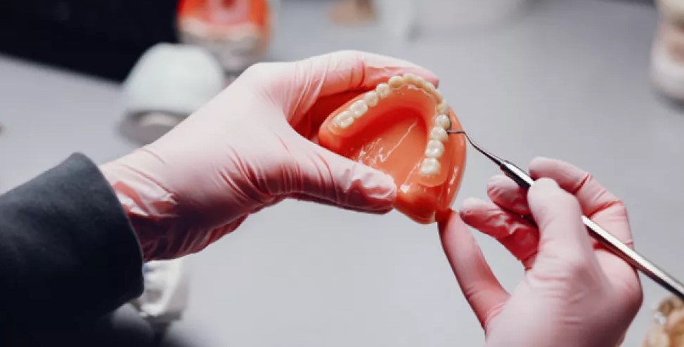 دون شهادات علمية ومزاولة مهنة.. يصنع