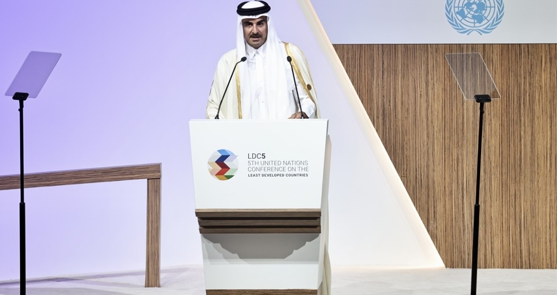 أمير قطر ينتقد تأخر وصول المساعدات