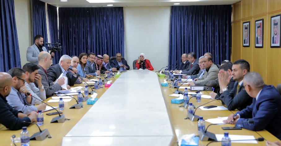 العمل النيابية تناقش موضوع فصل موظفين