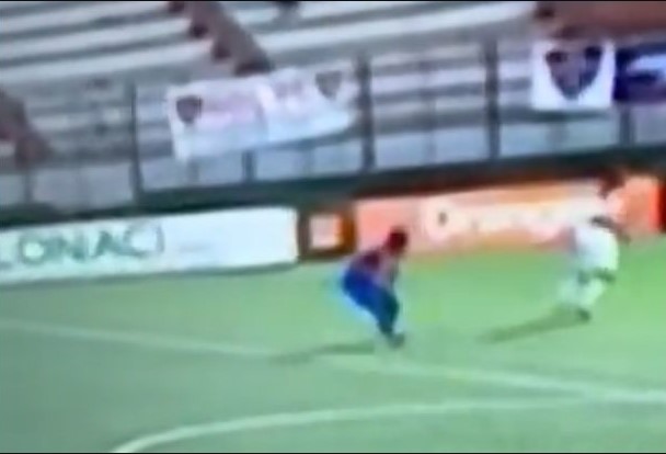 فيديو يرصد الواقعة.. وفاة لاعب كرة