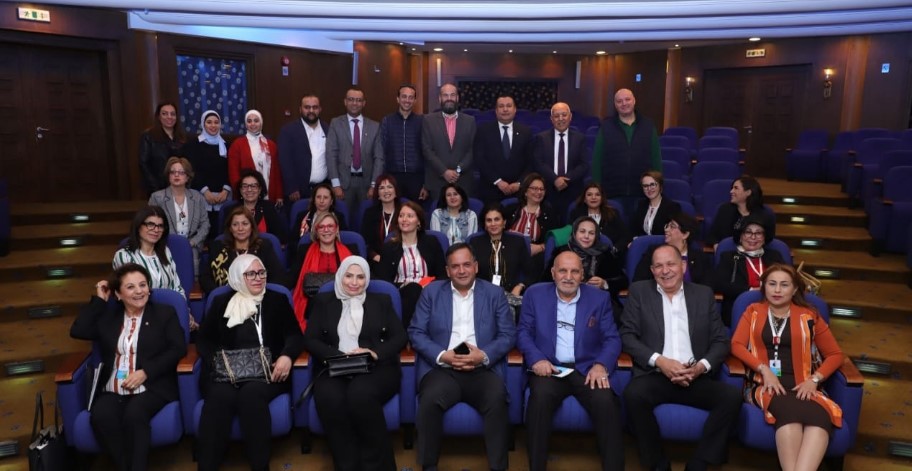 تجارة عمان تدعو لتعزيز علاقات التجارة