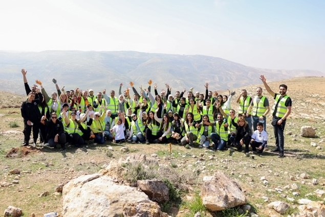 متطوعو البنك العربي يشاركون في زراعة