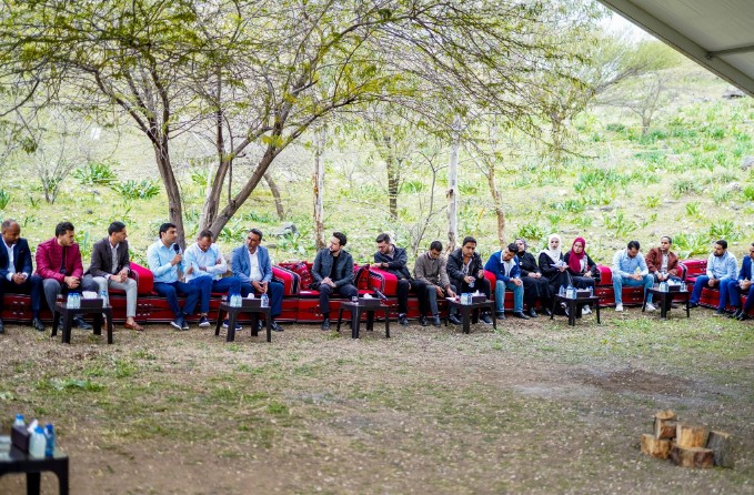 ولي العهد يلتقي شبابا ناشطين في