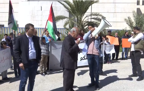 وقفة أردنية قرب الكالوتي تنديدا بمجازر