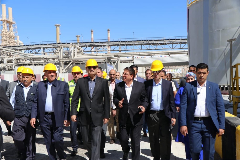 الخصاونة يفتتح مشروع تأهيل خزانات حامض