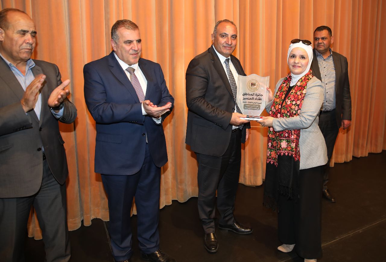 امين عمان يسلم جائزة المناطق للاداء