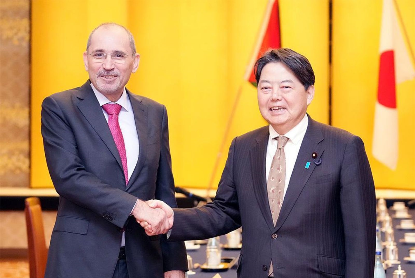 الصفدي وهاياشي يؤكدان تعزيز مبدأ تقاسم