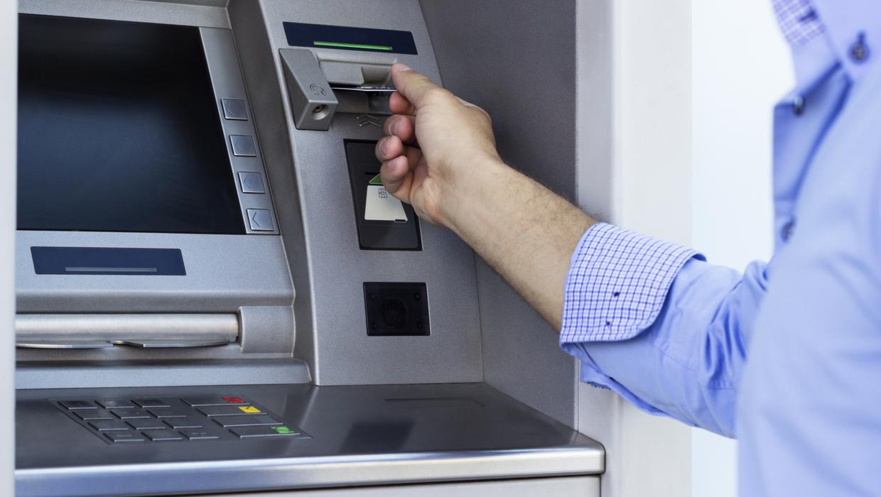 بعد خروج هواتفهم عن الخدمة واصطفاف