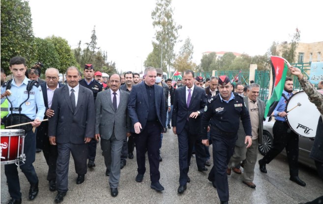 النابلسي يشارك شباب الزرقاء بمسيرة لا