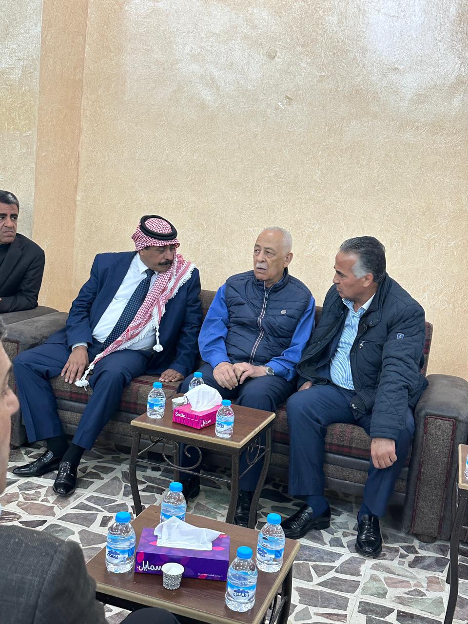 مندوبا عن الملك.. رئيس الديوان يعزي