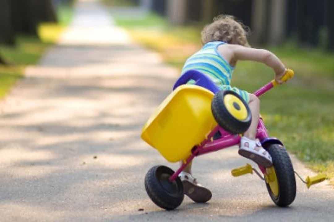 لماذا يضحك البعض عندما يسقط شخص؟