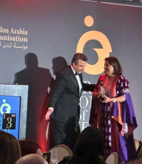 خولة العرموطي تستلم جائزة المرأة العربية