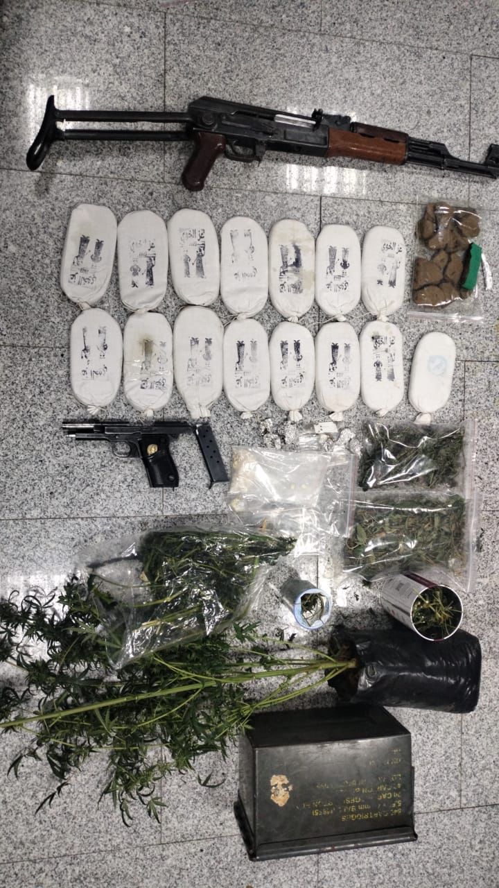 القبض على تاجر للمخدرات وشقيقه بعد