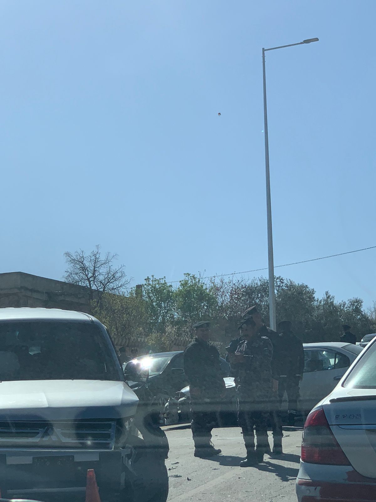 اصابة شخص بحادث تصادم يغلق طريق