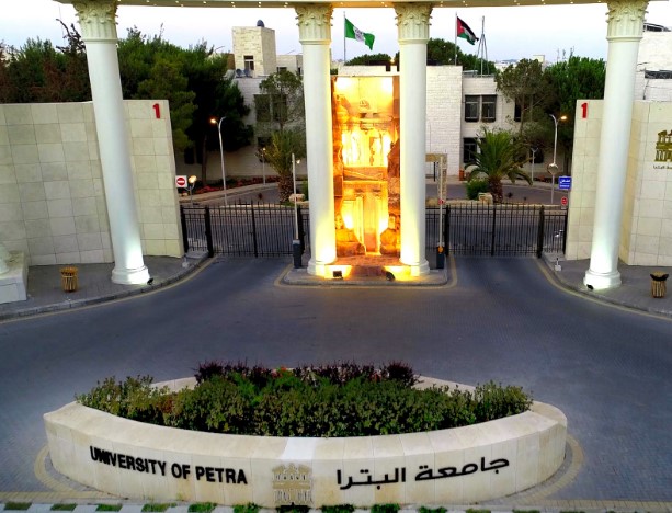 الدولي البريطاني يجدد منح قسم اللغة