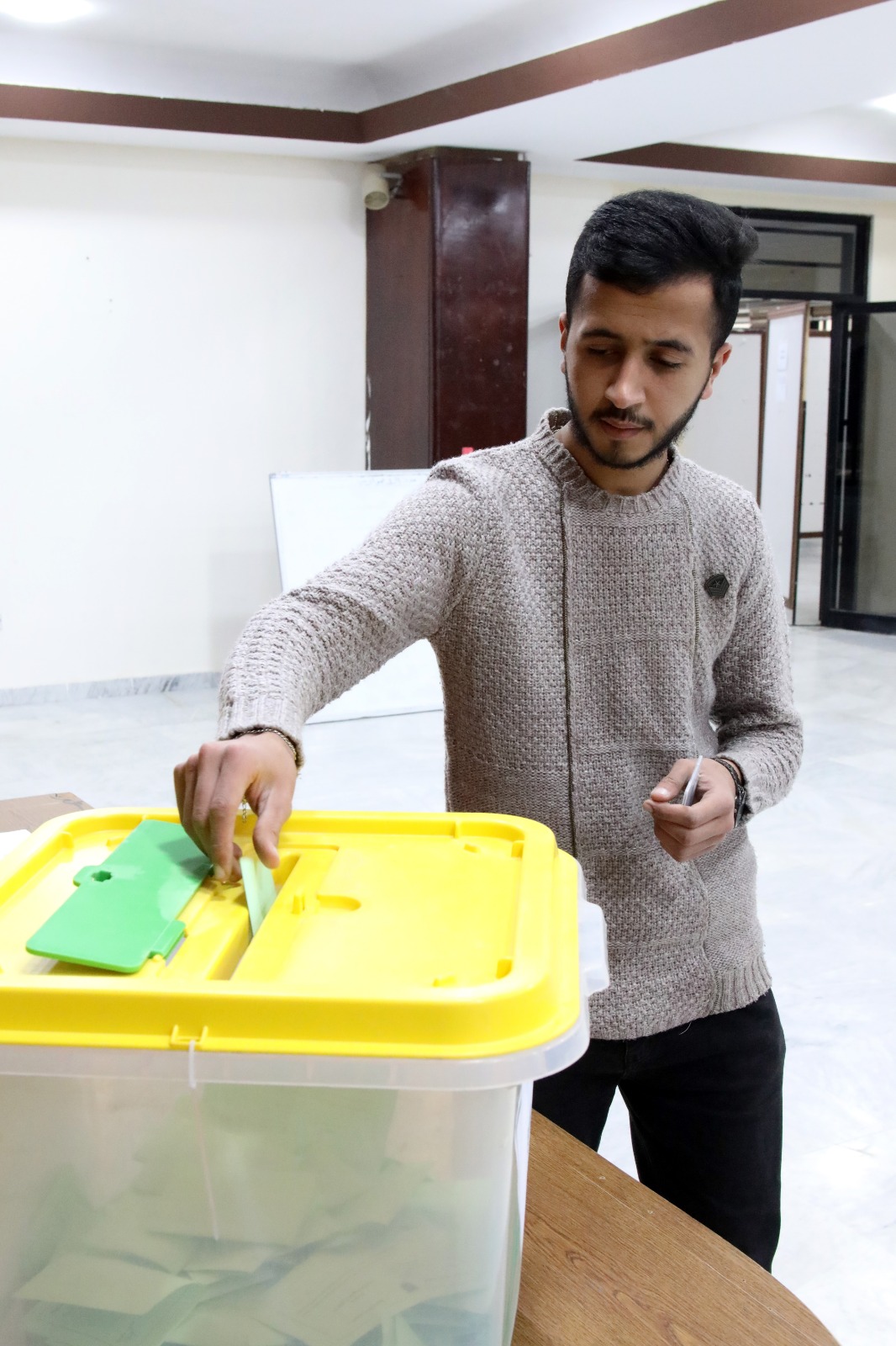 طلبة الجامعة الأردنية يختارون ممثليهم في