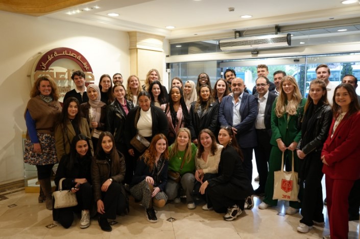 وفد هولندي يطلع على واقع الصناعة