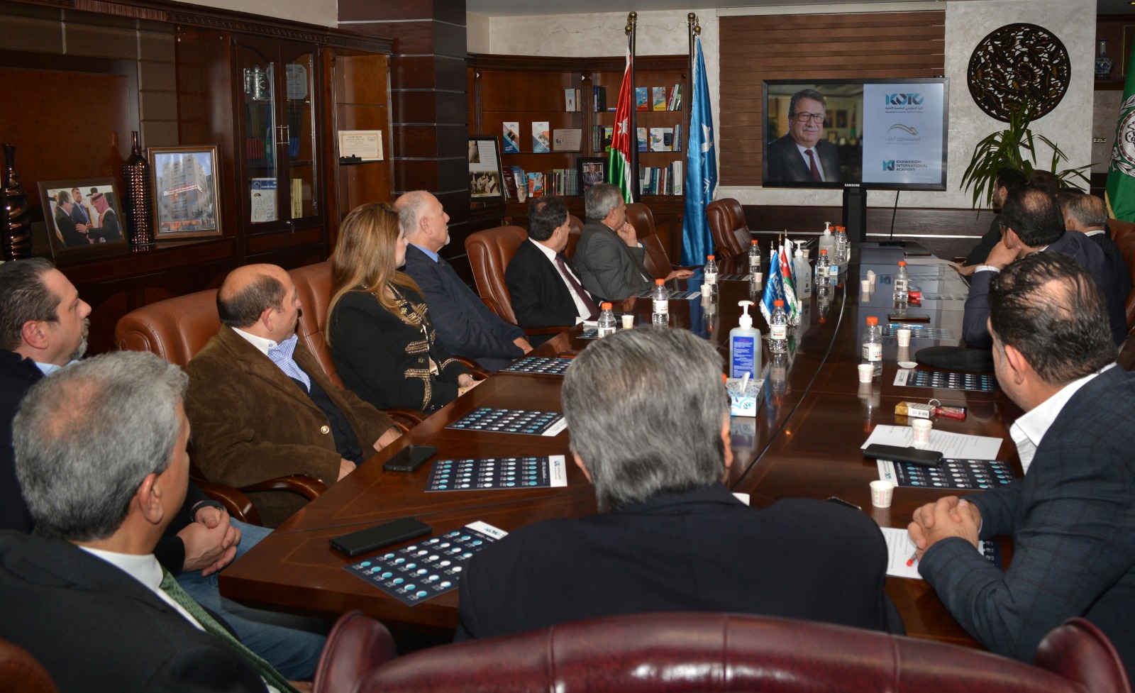 المنتدى الحكومي يكرم محمد القدومي بوسام