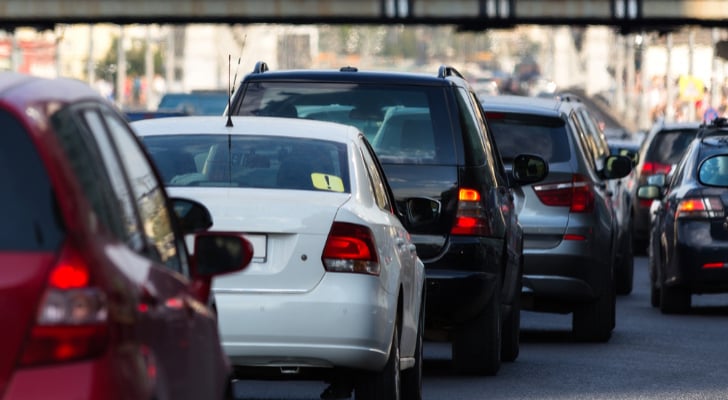 خط مياه مكسور يتسبب بأزمة سير