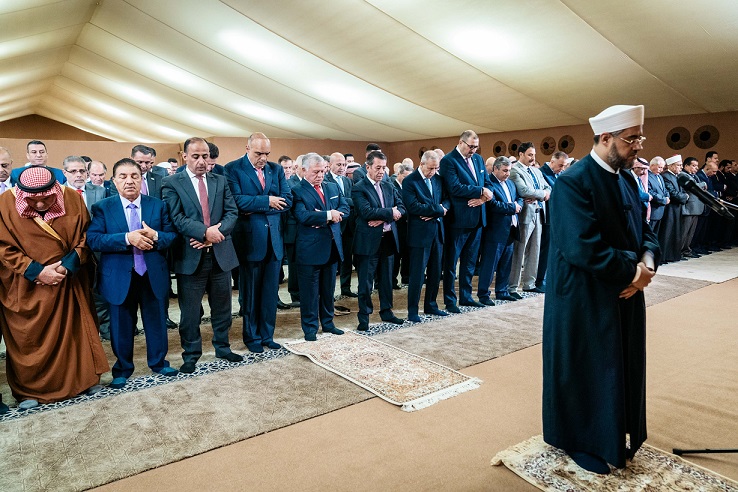 هؤلاء الاعلاميون الحاضرون لمأدبة الملك (أسماء)