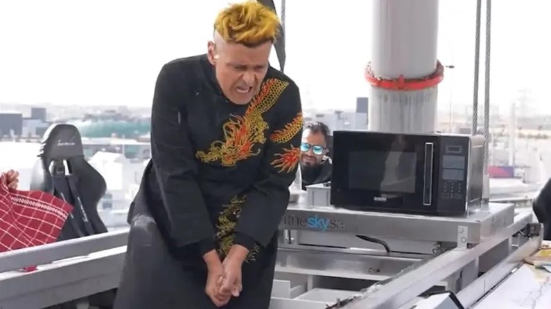 شاهد.. ثعبان يلدغ رامز جلال أثناء