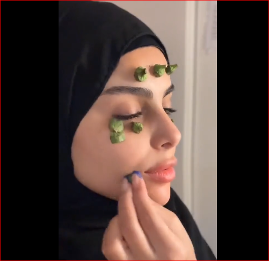 فتاة تستخدم البامية للعناية ببشرتها (فيديو)