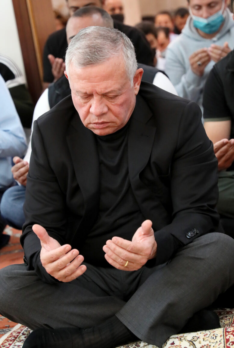 الملك يؤدي صلاة الجمعة في مسجد