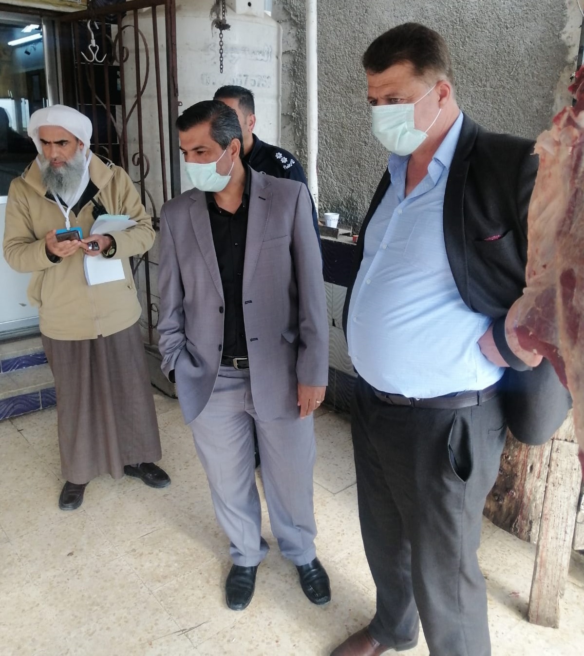 إغلاق ملحمة ومطعم وإيقاف محال في