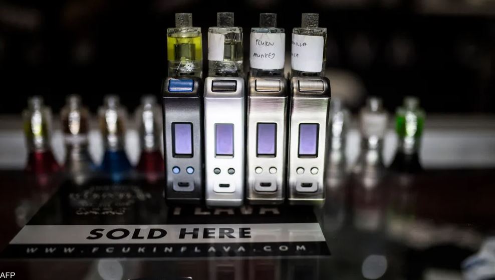هل تسبب السجائر الإلكترونية التسمم؟.. طبيبة