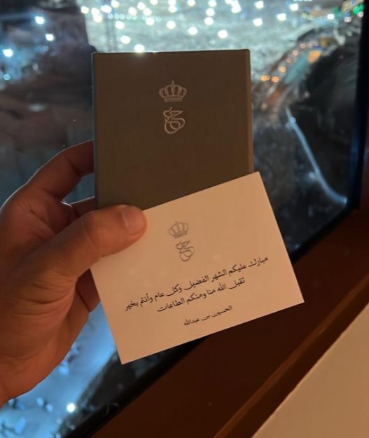 ولي العهد يطوف حول الكعبة.. ويهدي