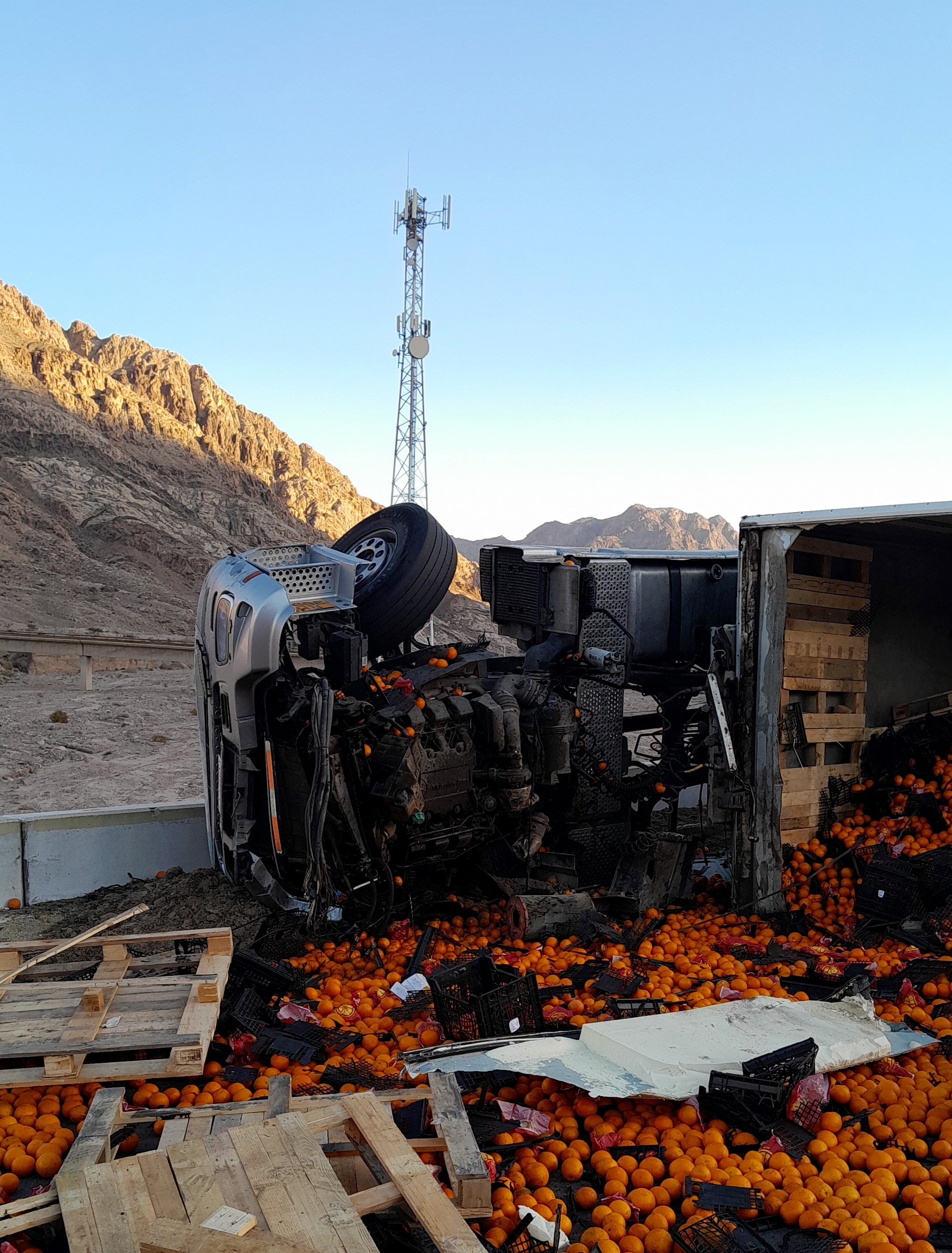 وفاة سائق شاحنة بحادث تدهور شاحنتين