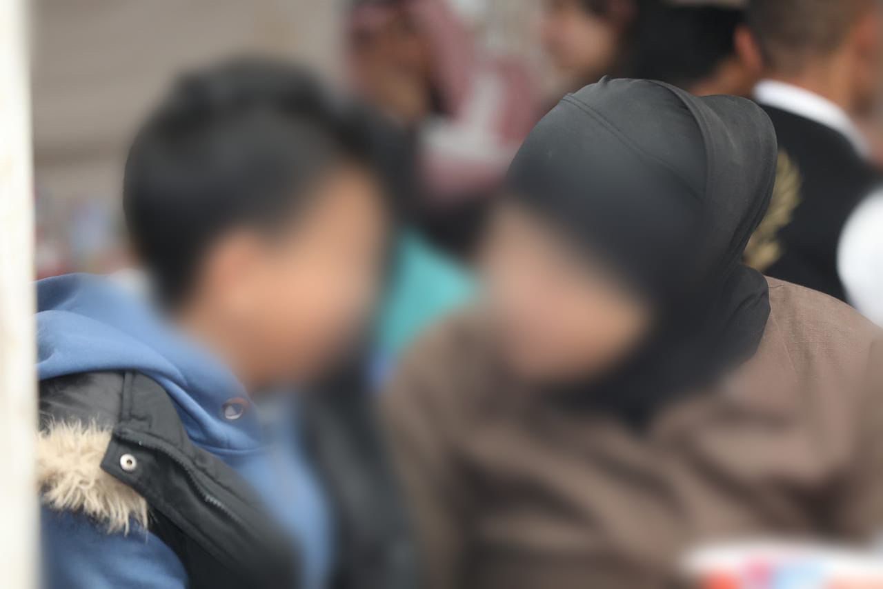 نزيلة تلتقي أسرتها لأول مرة منذ