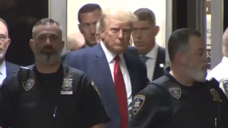 عومل كمتهم جنائي.. ترمب يغادر قاعة