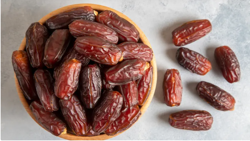 منها التمر.. 12 فاكهة ينصح خبراء