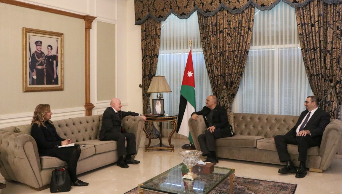 الخصاونة يتسلم التقرير السنوي للجنة الوطنية