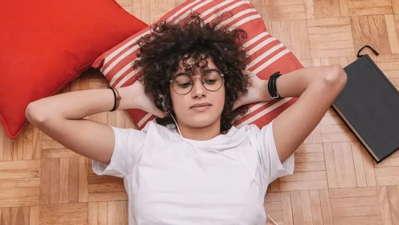 حذار من النوم على الأرض.. استشر