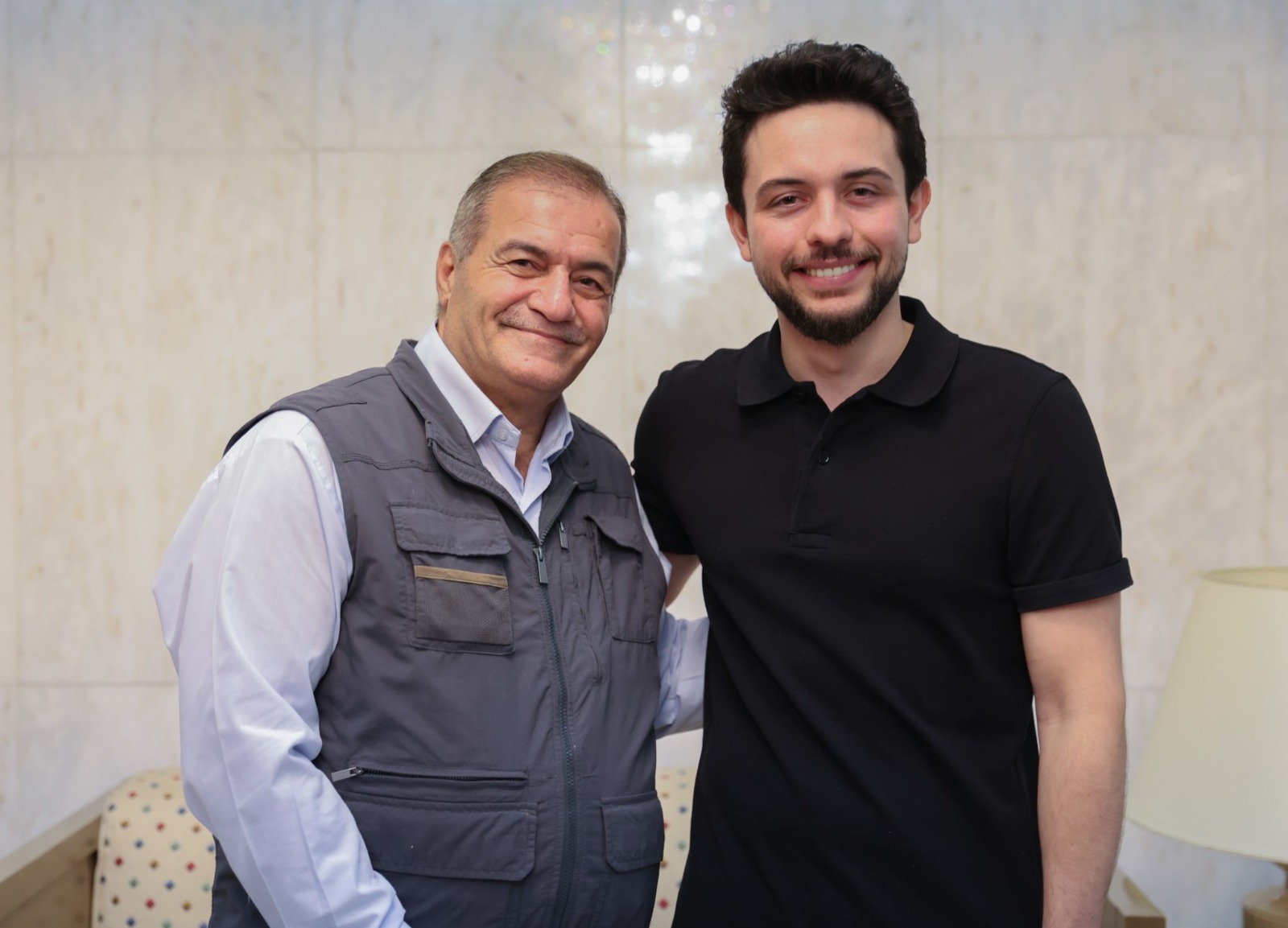 في حضرة ولي العهد على مائدة