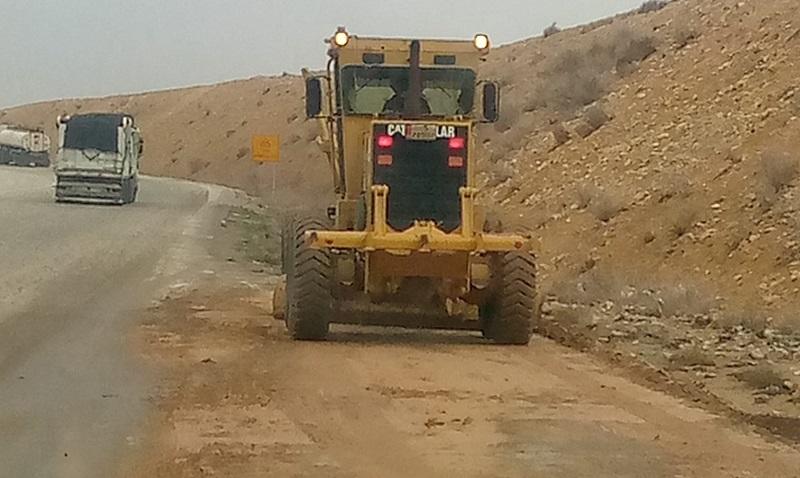 انهيار اتربة على الطريق في نزول