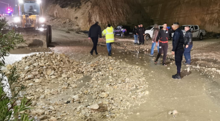 انهيار 20 مترا من طريق مثلث