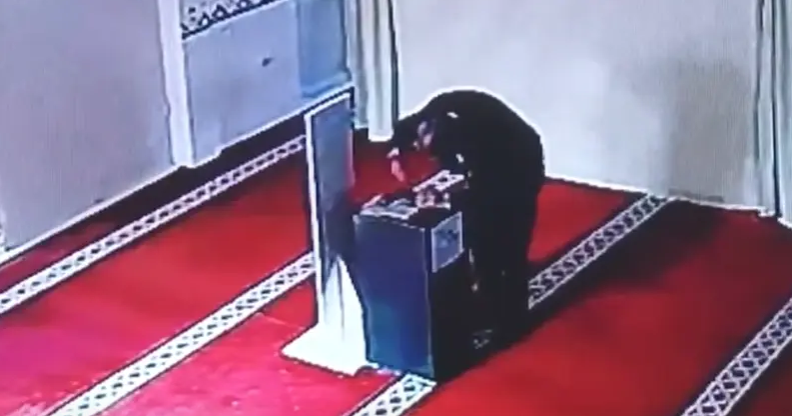 الكاميرا كشفته.. لص سرق أموال التبرعات