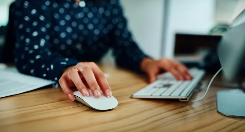 طريقة النقر على الكمبيوتر مؤشر على