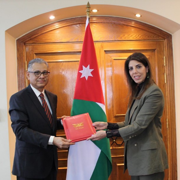 الخارجية تتسلم نسخة من أوراق اعتماد