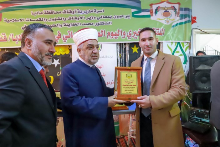 وزير الأوقاف الخلايلة يكرم الدكتور الشاب