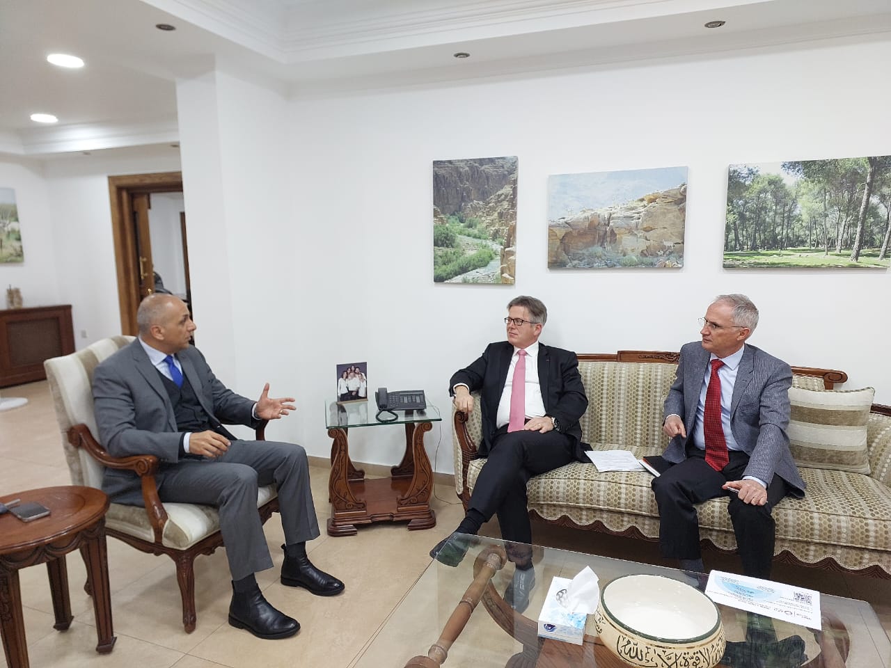 وزير البيئة يلتقي السفير الكندي لدى