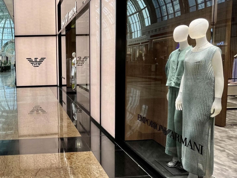 العلامات التجارية الفاخرة تتنافس على الأزياء