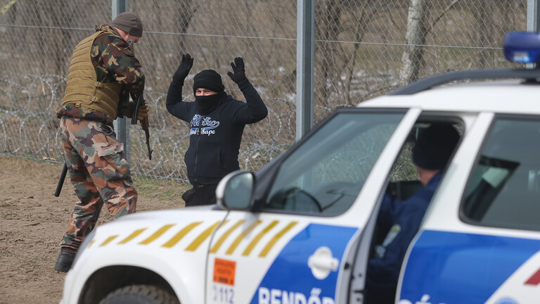 العثور على 16 مصريا داخل شاحنة